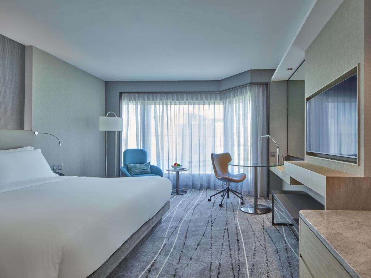 New World Millennium Hong Kong Hotel Экстерьер фото A guest room at the hotel