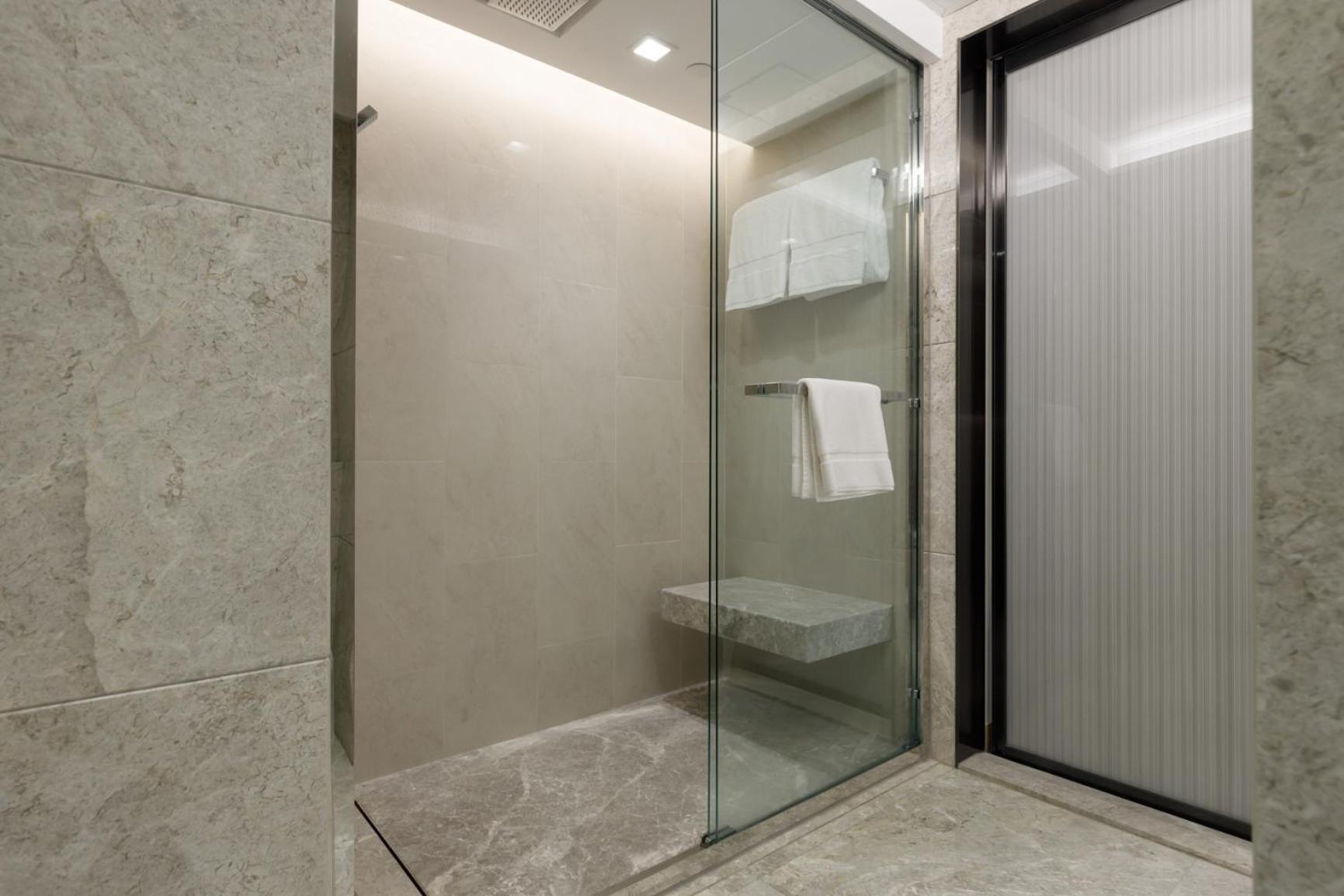 New World Millennium Hong Kong Hotel Экстерьер фото A shower enclosure